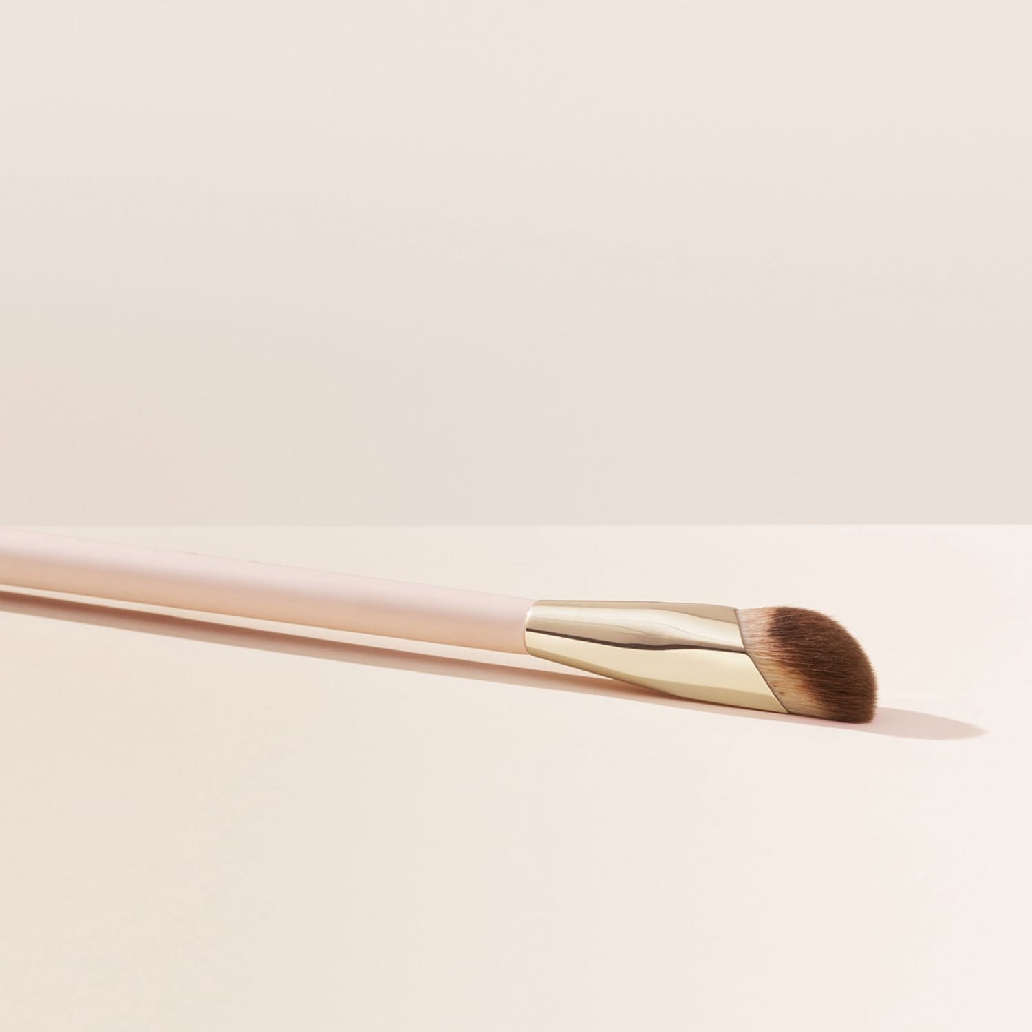 RARE BEAUTY Liquid Touch Concealer Brush 03