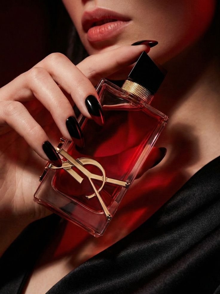 Libre Berry Crush Yves Saint Laurent : le parfum iconique au sillage gourmand et lumineux.